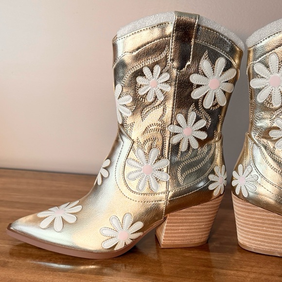 Betsey Johnson Gold Boots with White Floral Appliqué - Picture 6 of 10